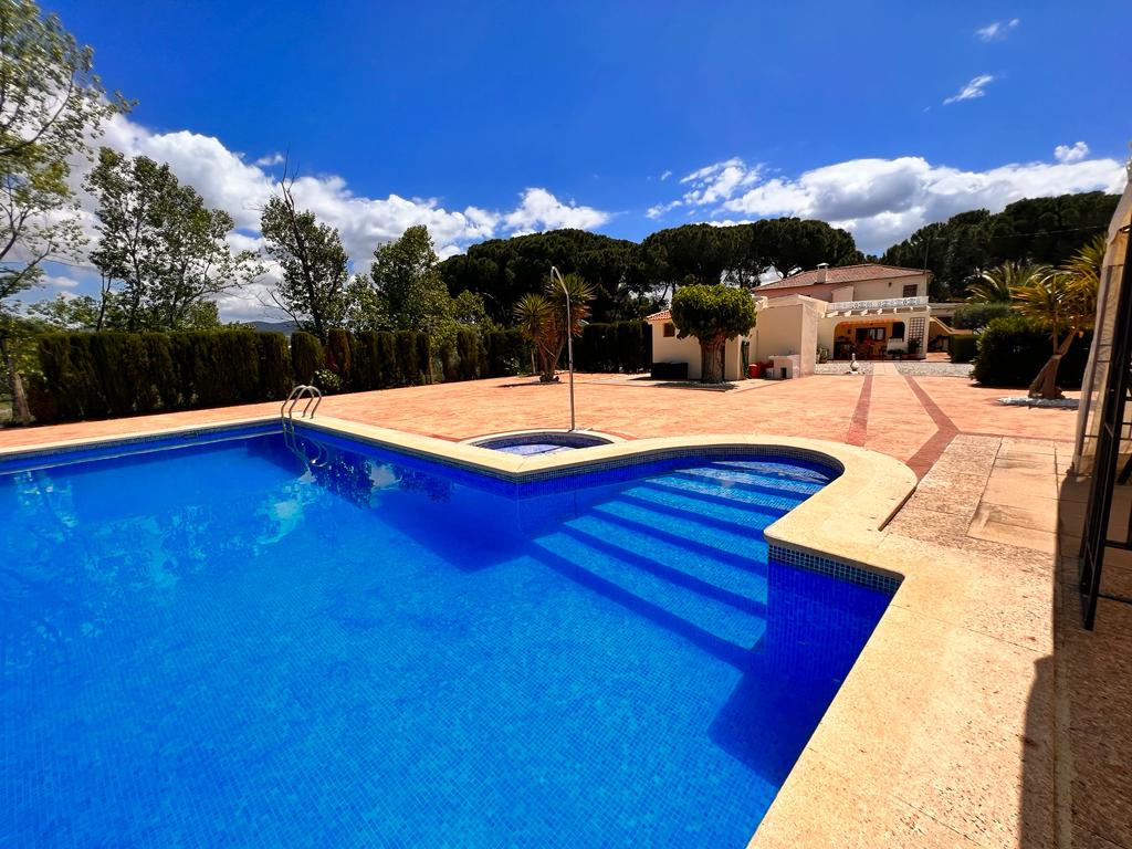 Stunning fourbedroom country house with swimming pool Inmo Habitat One